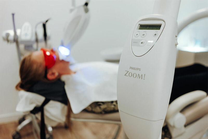 professionelle-zahnaufhellung-philips-zoom-zahnarzt-bleaching-weisse-zaehne