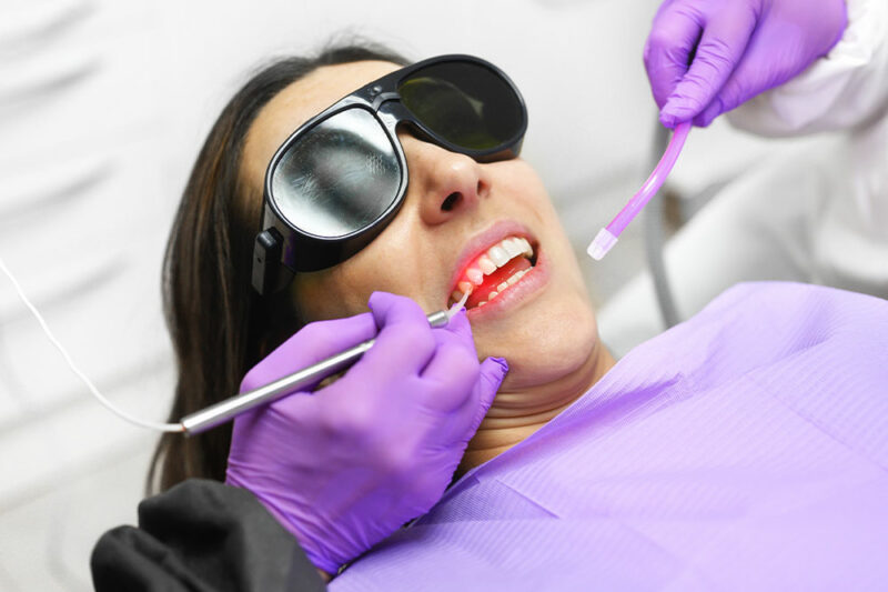 zahnarzt-mit-modernem-dioden-dentallaser