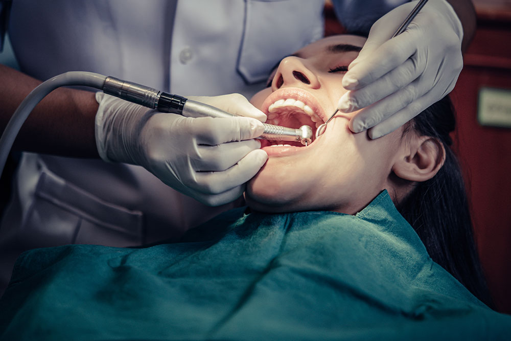 zahnärzte-behandeln-patienten-zähne